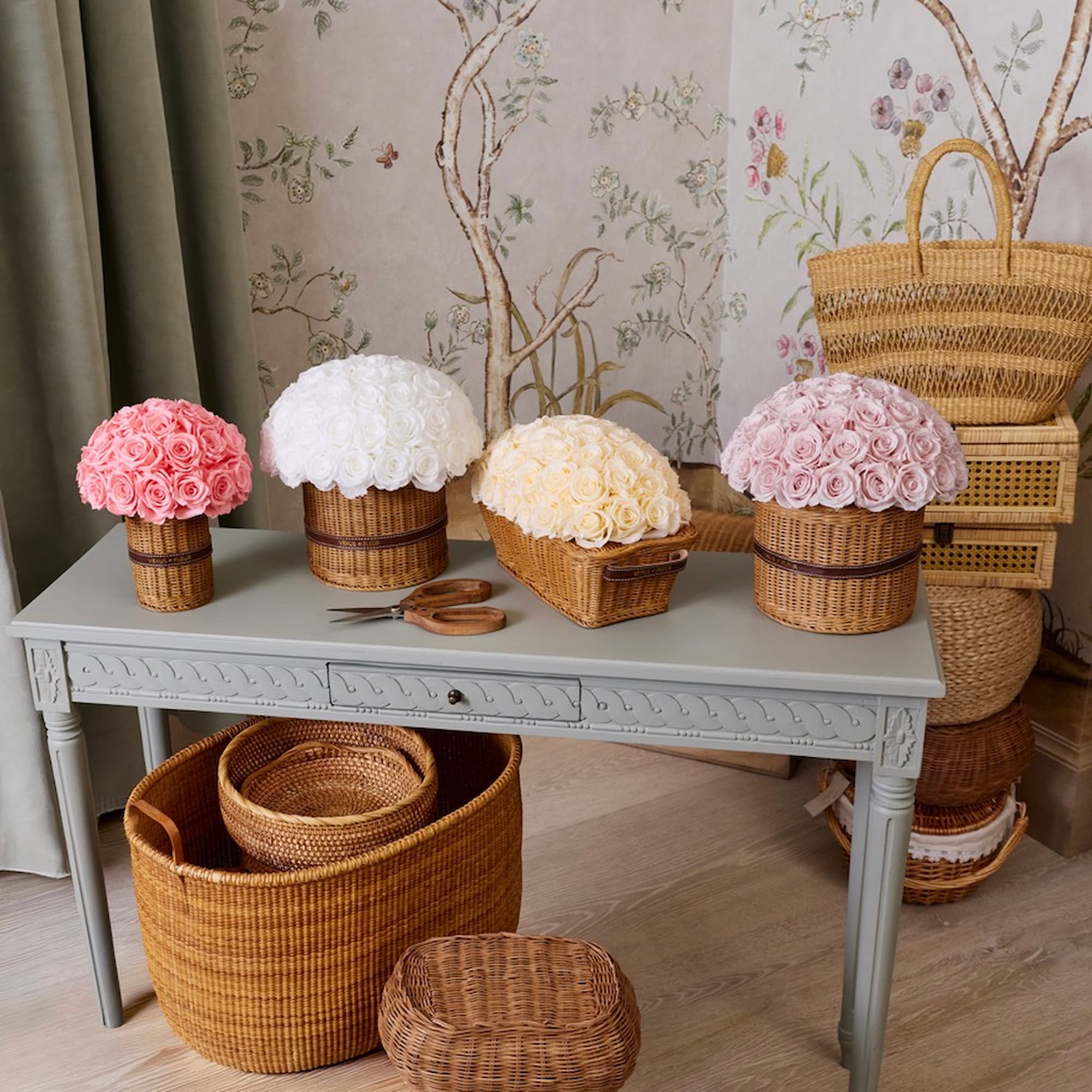 Thalia Wicker Vase with 40 Preserved Roses | Venus et Fleur