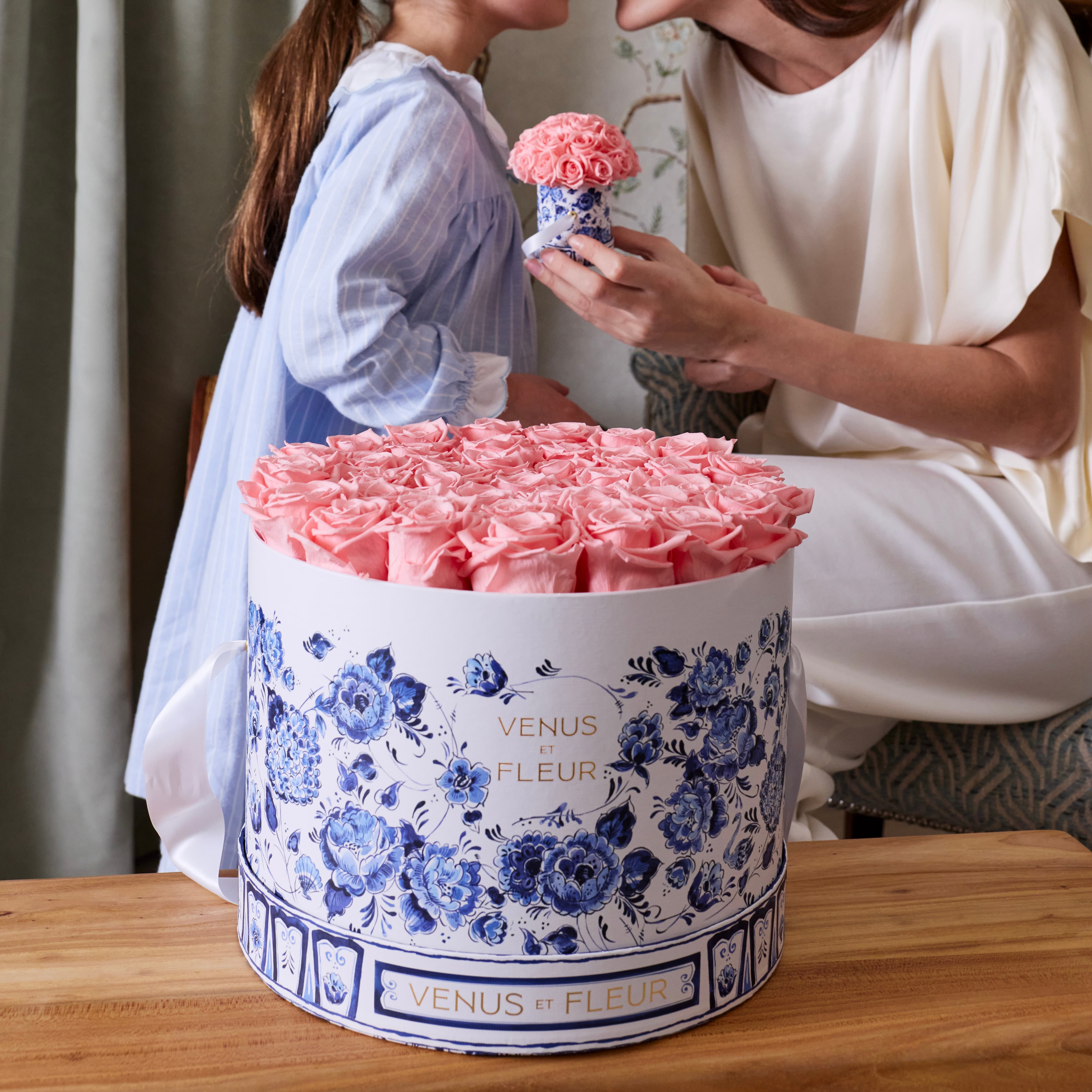 Large Delft Jardin Bleu Hat Box with 45 Roses | Venus et Fleur
