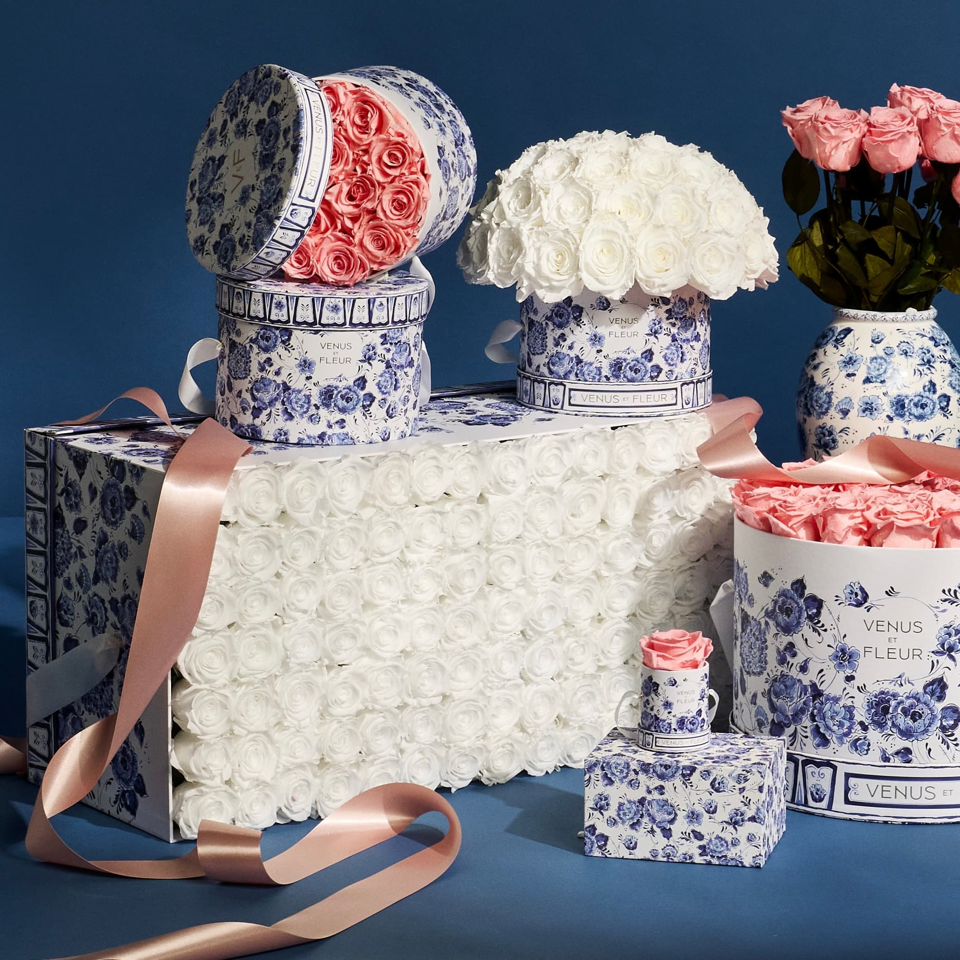 Delft Jardin Bleu Le Duo with 85 Roses | Venus et Fleur