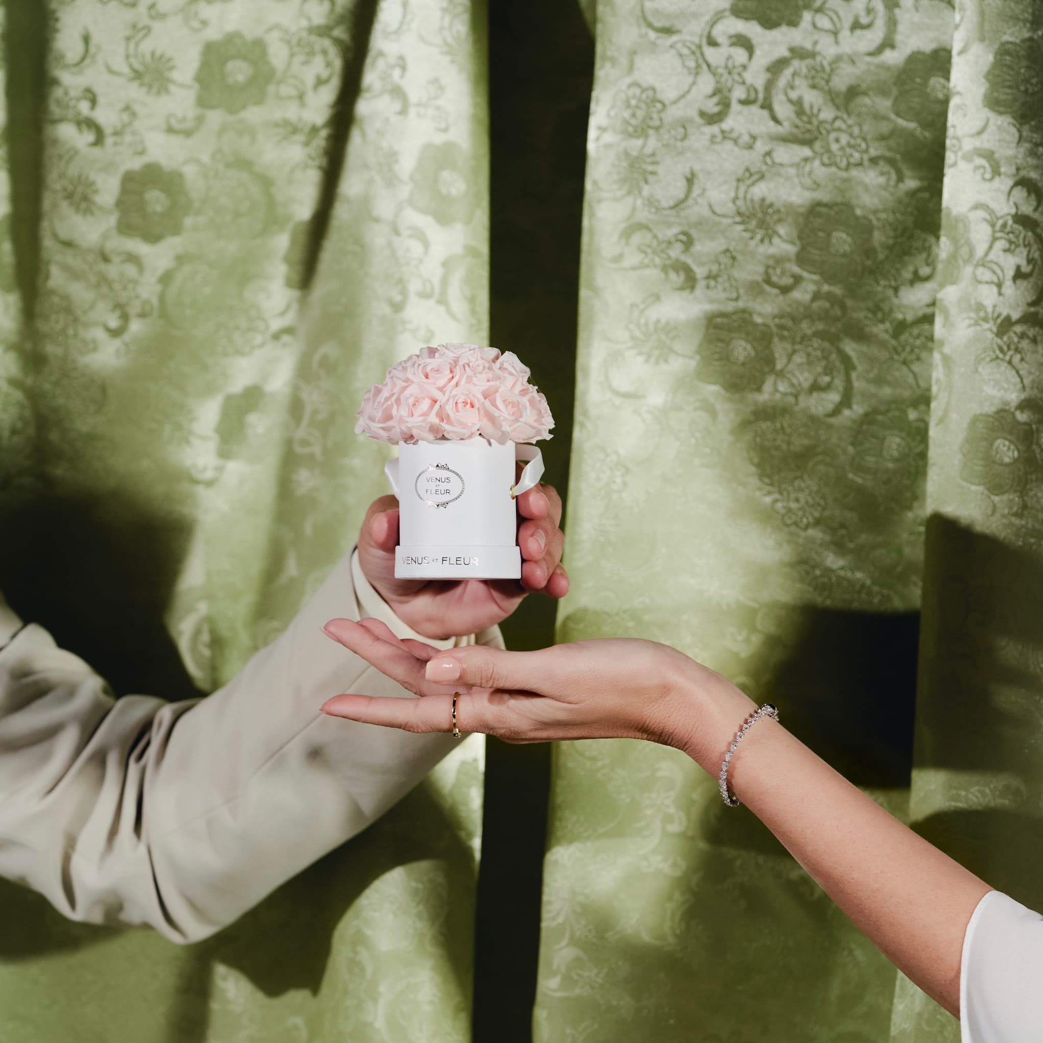 image-with-thumbnail hover image