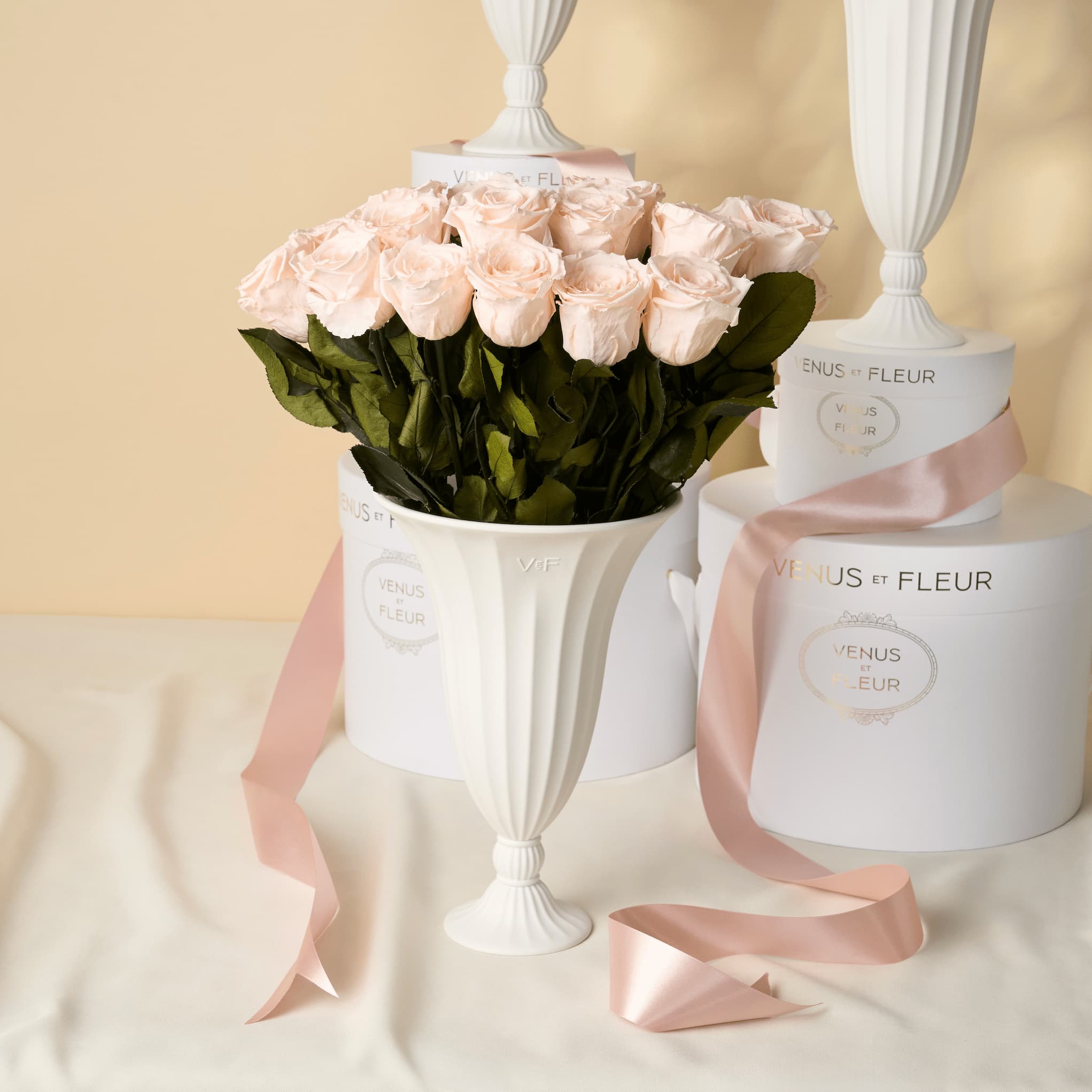 Aphrodite Porcelain Vase with 24 Roses | Venus et Fleur