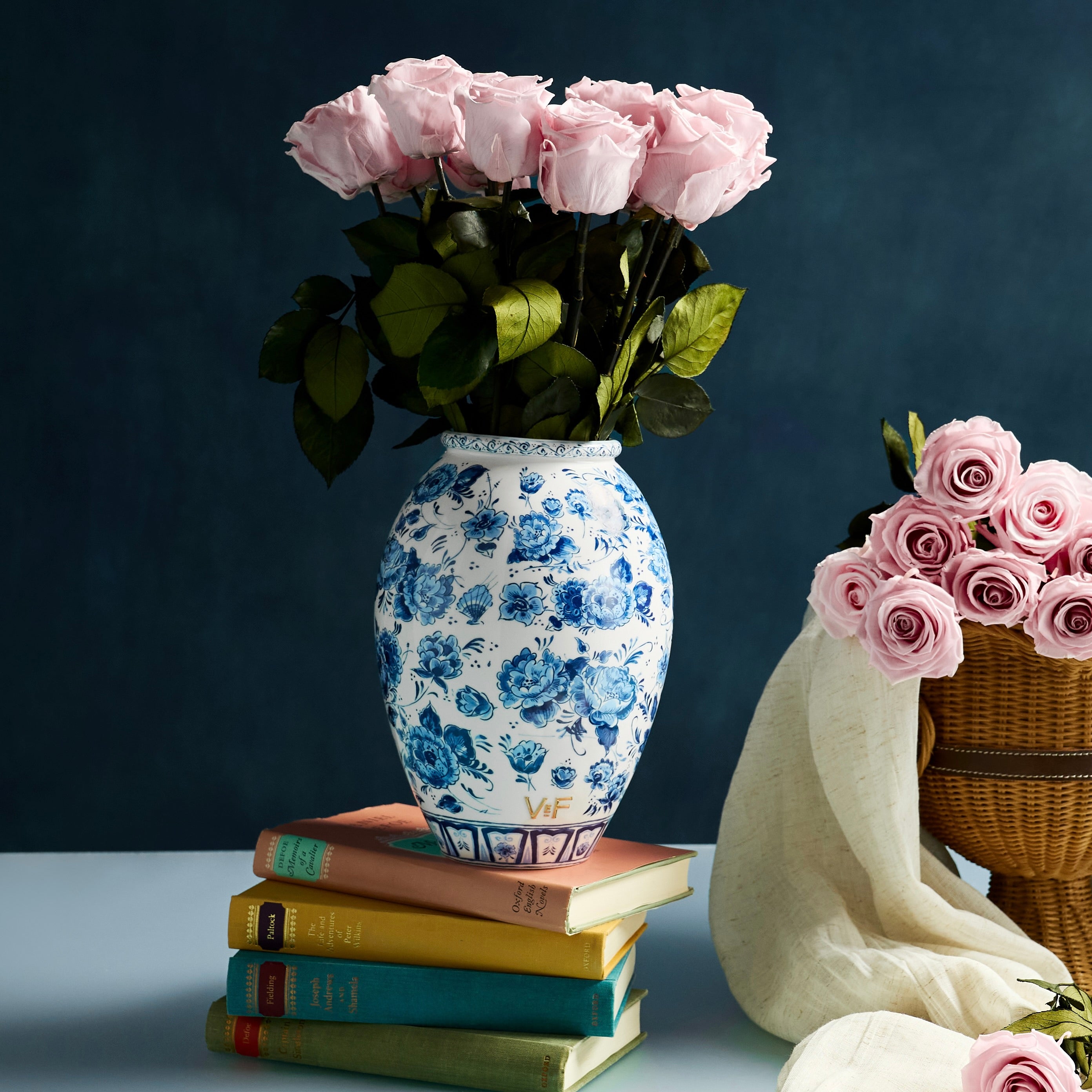 Delft Jardin Bleu Amphora Vase with 12 Long-Stem Roses | Venus et