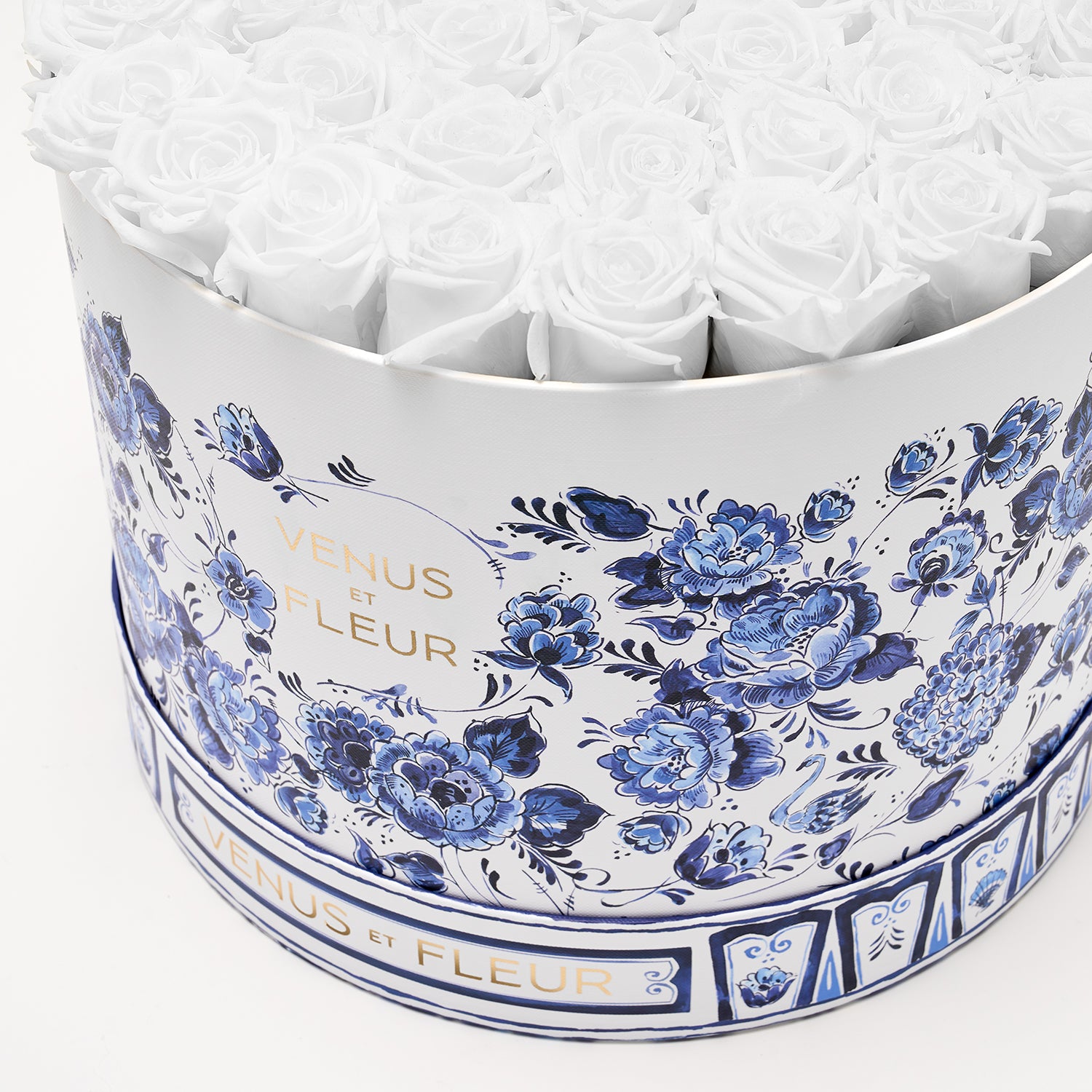 Large Delft Jardin Bleu Hat Box with 45 Roses | Venus et Fleur