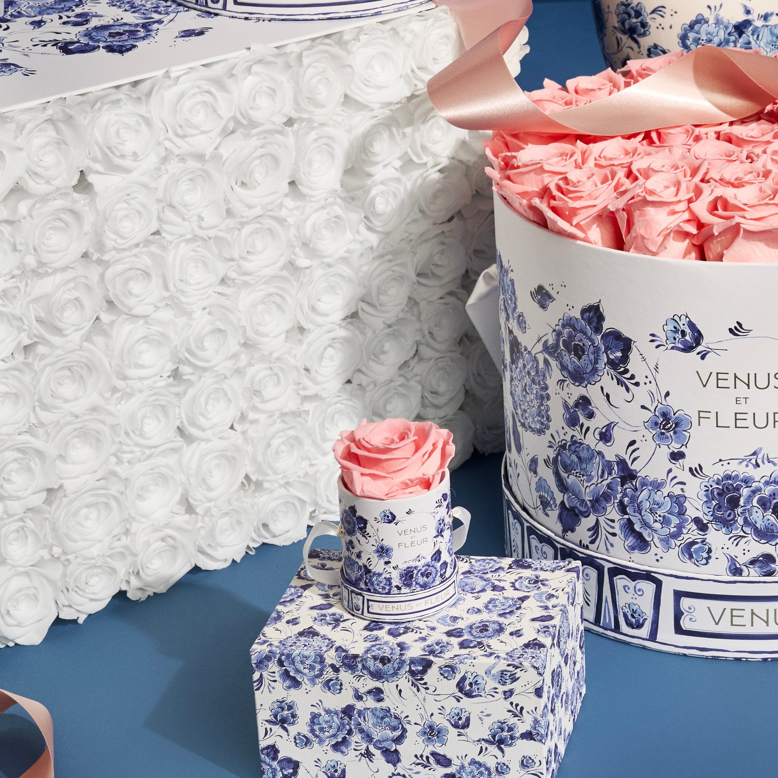 Delft Jardin Bleu Mini Round with 1 Preserved Rose | Venus et Fleur