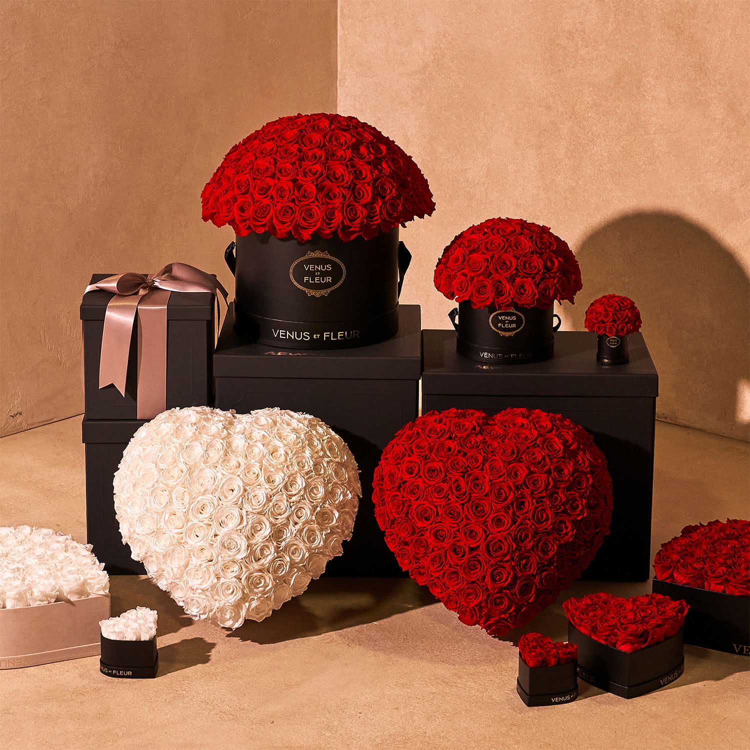 Le Plein with 150 Roses in Black Hatbox | Venus et Fleur