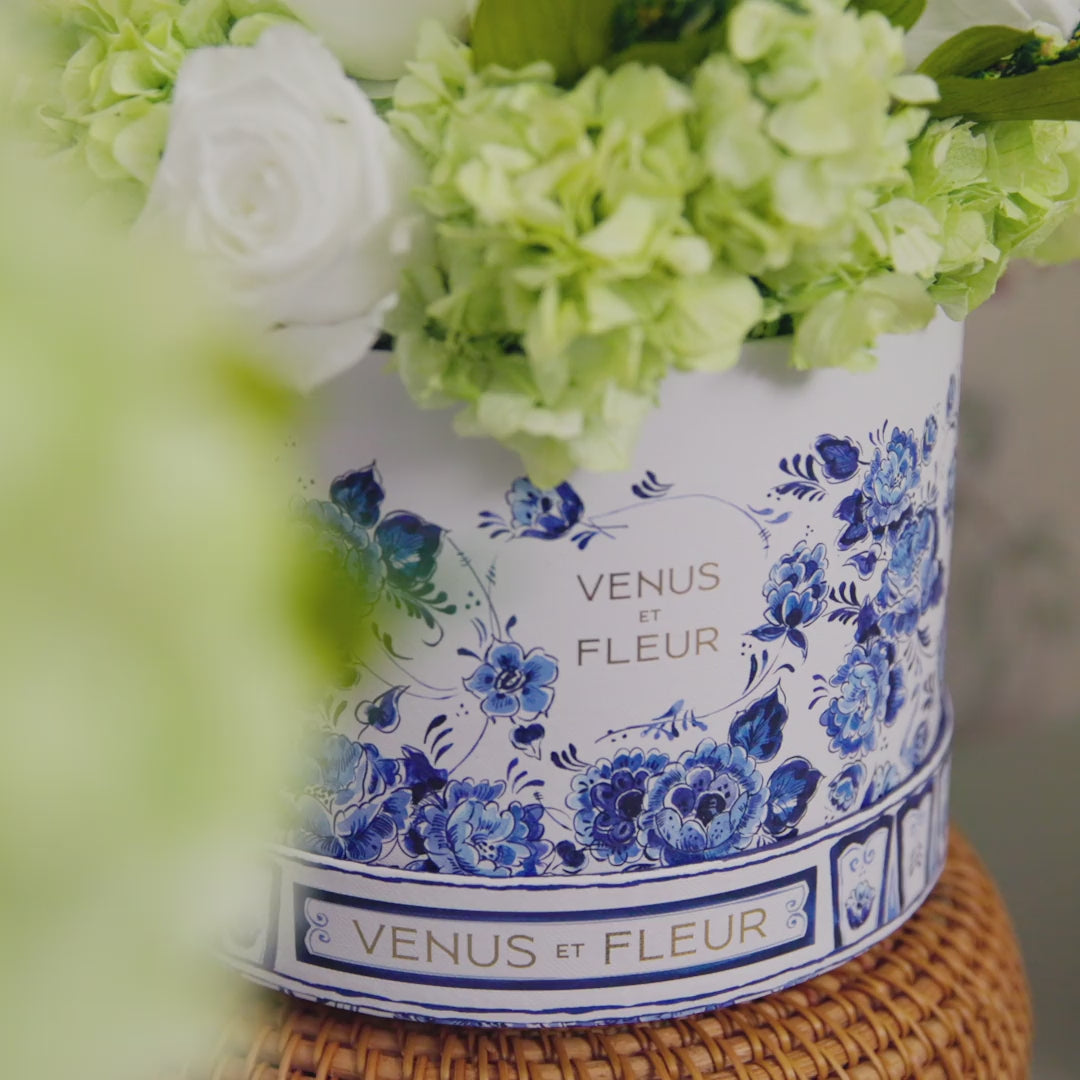 Large Delft Jardin Bleu Hat Box with 45 Roses | Venus et Fleur