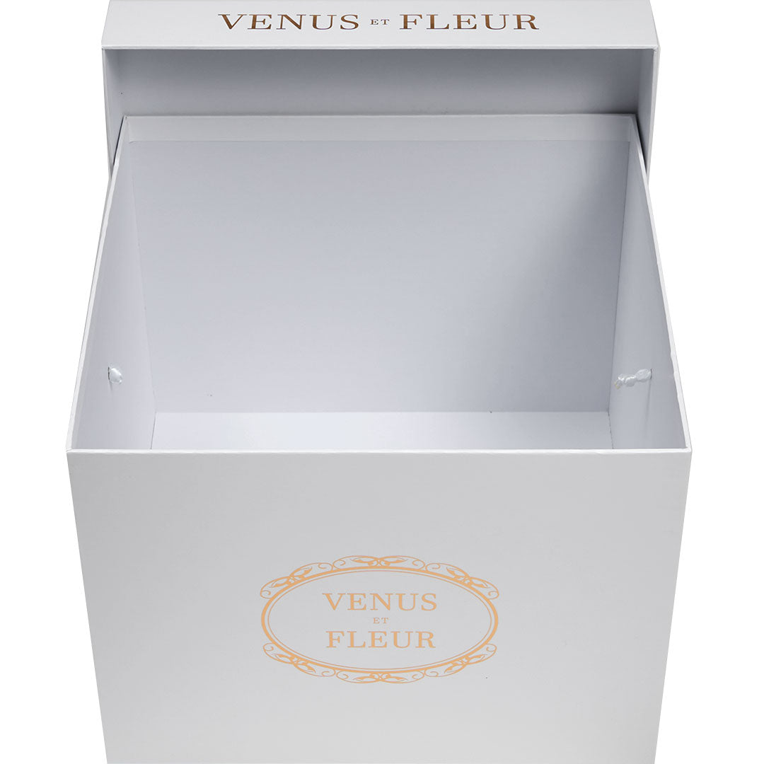 Open white box with 'VENUS ET FLEUR' text on the inside lid and front in gold decorative font.